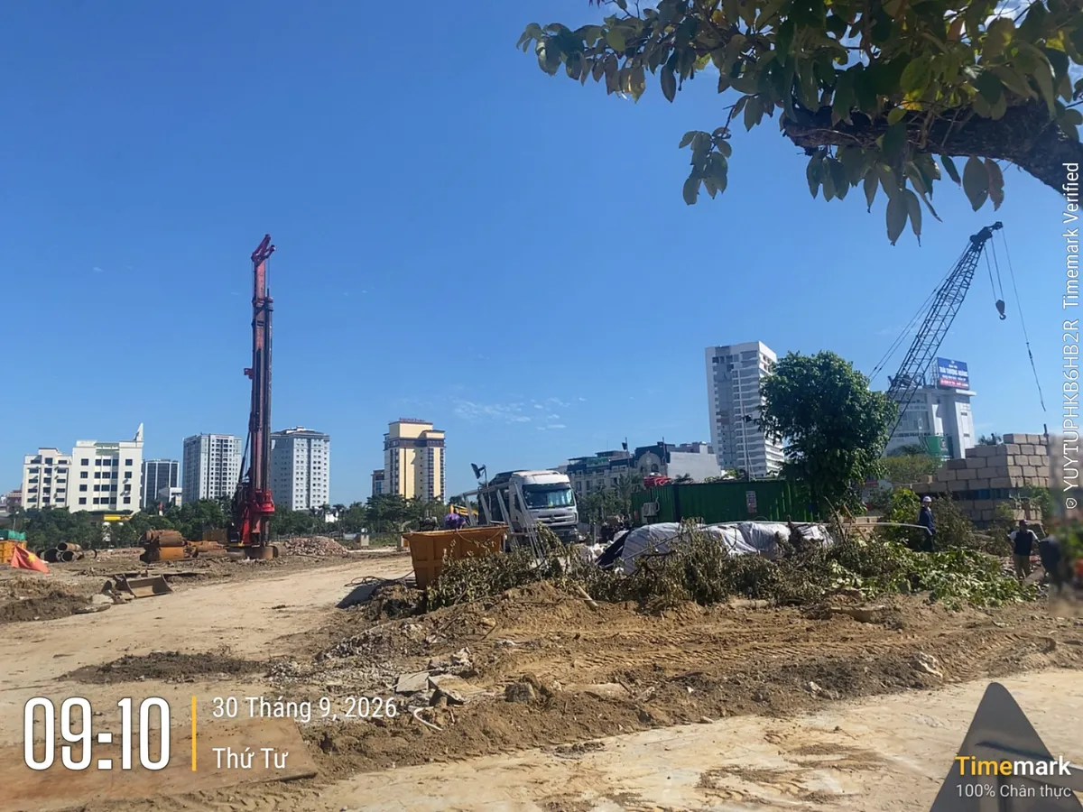 Tiến độ Sun Glory Residence tháng 10/2026: máy khoan cọc và cẩu bánh xích